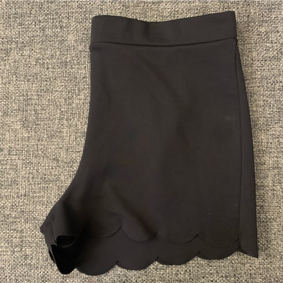 EXPRESS Black Scolloped Shorts - Picture 2 of 3